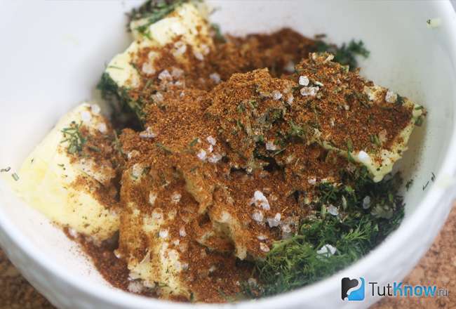 Чесночное сливочное масло со специями, укропом и розмарином