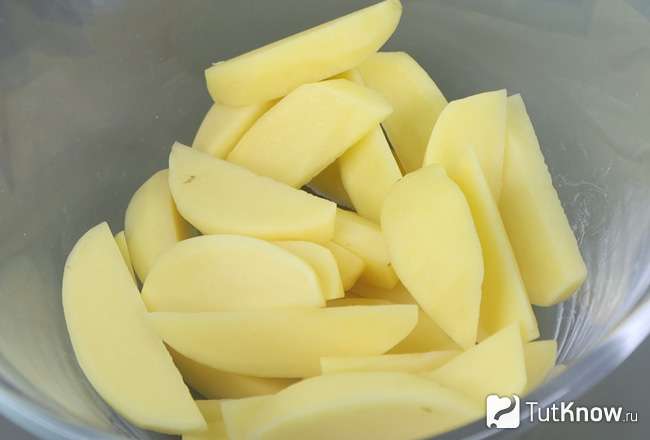 Картофель очищенный и разрезанный на дольки