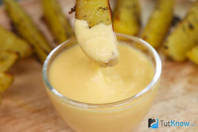 Готовый картофель по-деревенски с сырным соусом