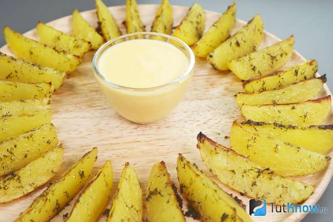 Картофель по-деревенски в духовке с сырным соусом