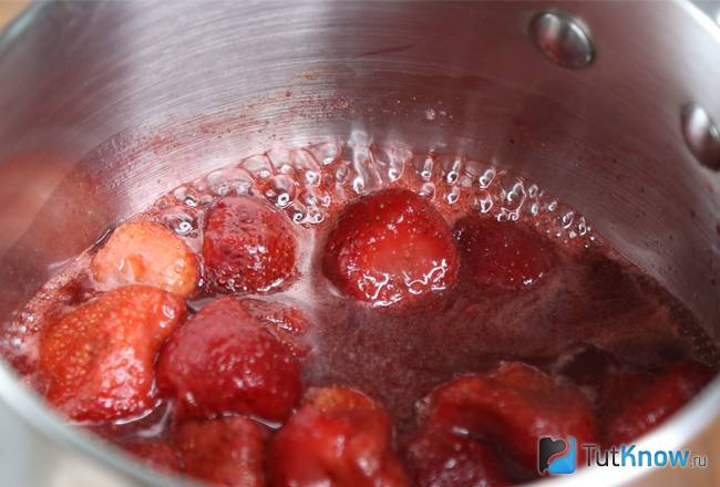 Замороженная клубника с сахаром