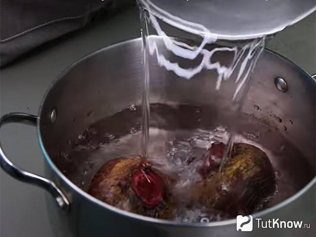 Свеклу залейте водой, закипятите и отварите