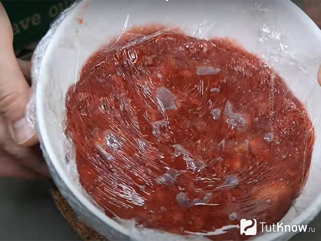 Приготовьте клубничную начинку