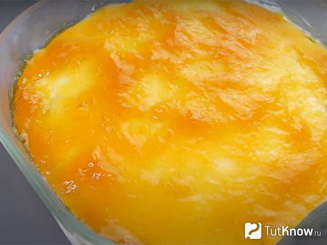Разгладьте карамель лопаткой