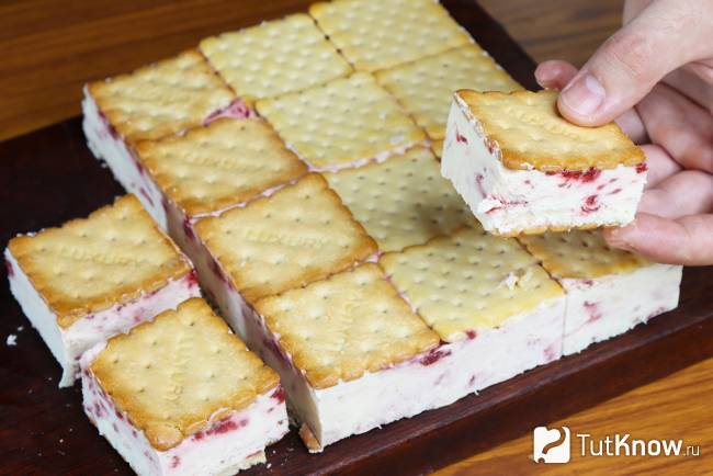Домашнее мороженное сэндвич с клубничным джемом