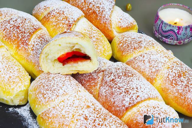 Булочки с малиновым джемом из дрожжевого теста в духовке