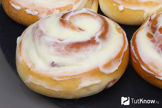 Вкусные булочки синнабоны с клубничным джемом и кремом