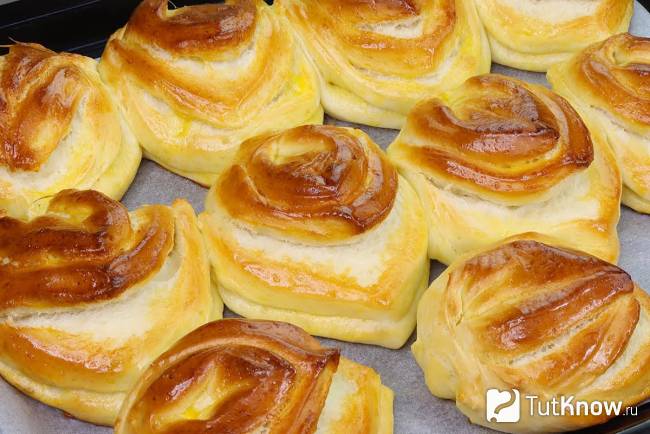 Вкусные сладкие булочки из дрожжевого теста в духовке