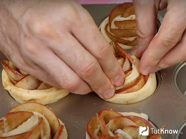 Каждый кусочек помещен в форму для кексов
