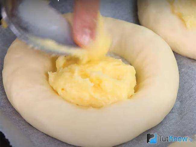 Заполните вкусные ватрушки заварным кремом