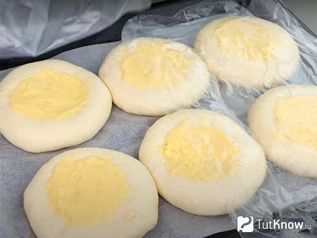 Заполните вкусные ватрушки заварным кремом