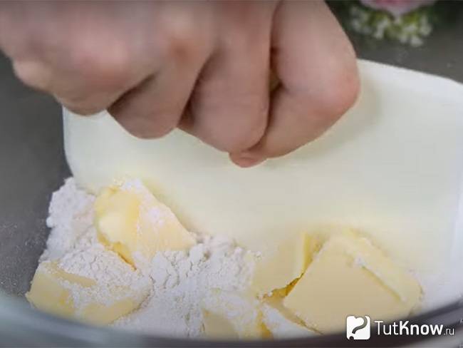 Смешайте все продукты для теста кроме яиц