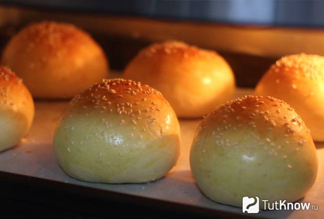Булочки с медом и кунжутом выпекаются в духовке