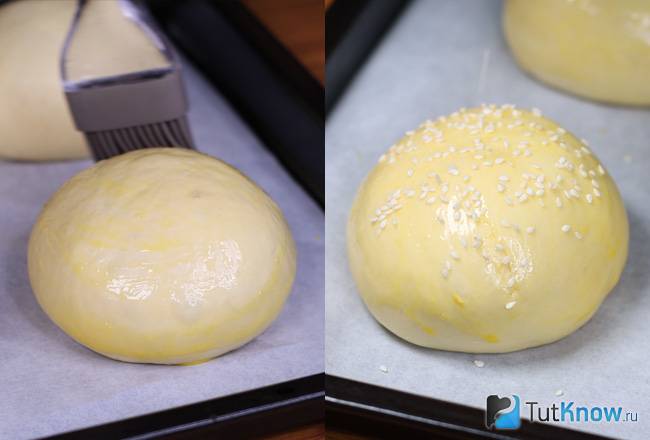 Смазывание булочек яйцом и посыпка кунжутом
