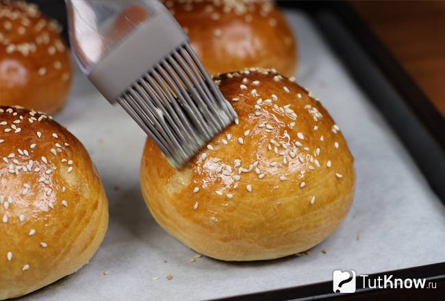 Булочки смазываются сливочным маслом