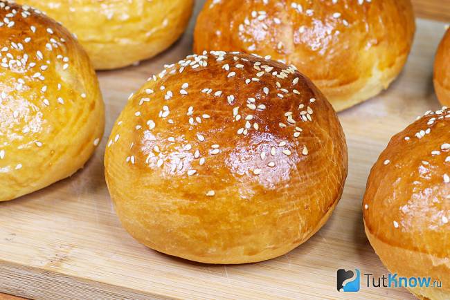 Булочки бриошь для бургеров с медом и кунжутом