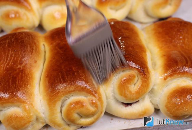 Готовые булочки смазанные сливочным маслом