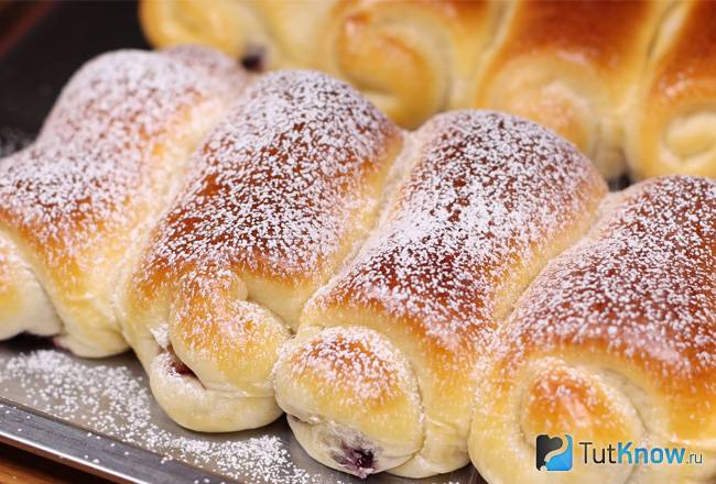 Булочки с джемом посыпанные сахарной пудрой
