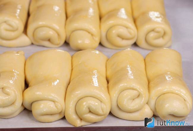 Булочки с джемом смазанные желтком