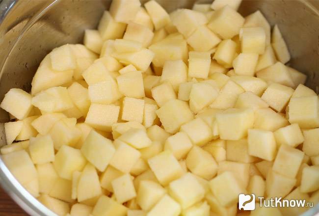 Яблоки нарезанные кубиками с лимонным соком