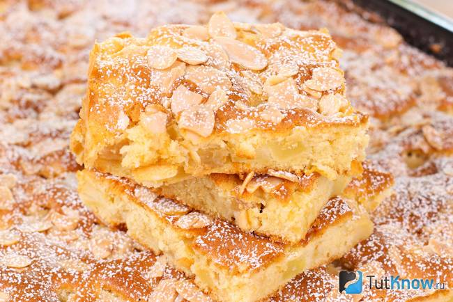 Простой яблочный пирог с дольками миндаля