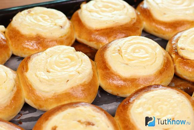 Готовые ватрушки с карамелью и кремом