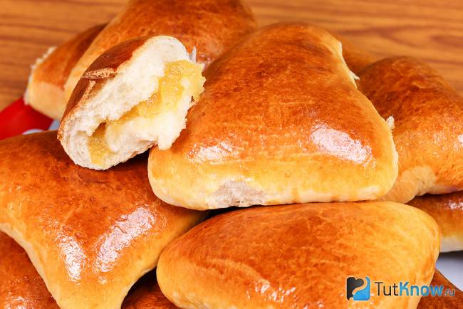 Булочки треугольники с яблочным повидлом