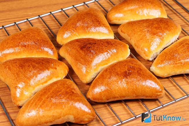 Булочки с яблочным повидлом остывают на решетке