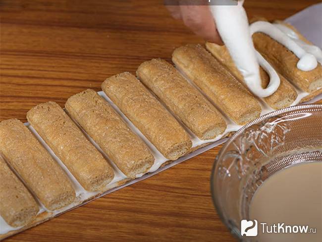 Покрытие печенье Савоярди сливочным кремом