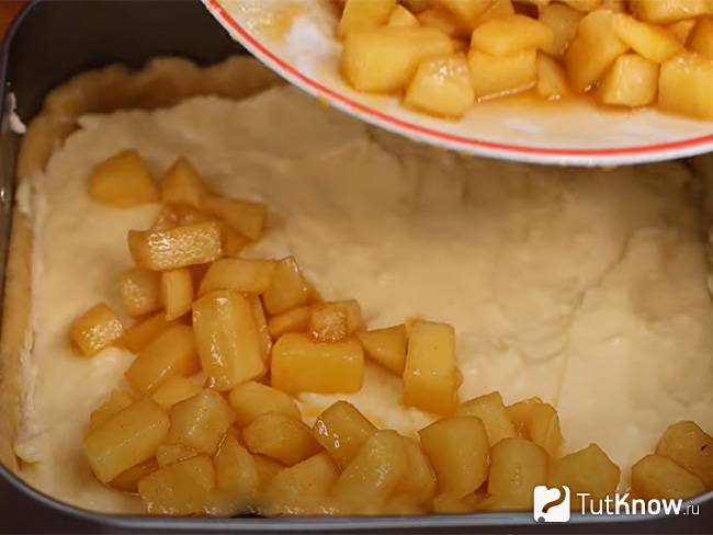 Яблоки с сахаром кладу в пирог