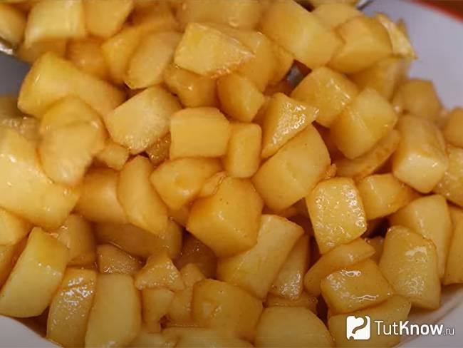 Готовые тушенные яблоки с сахаром