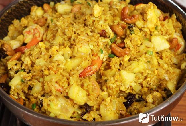 Готовый жареный рис с ананасом, креветками и кешью