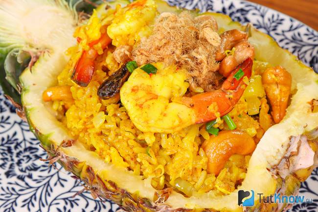Жареный рис с ананасом, креветками и кешью