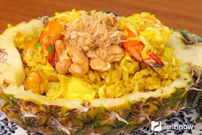 Готовый тайский жаренный рис с ананасом и креветками