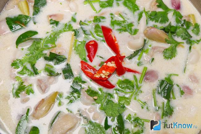Готовый тайский суп Том Кха с курицей и кокосовым молоком