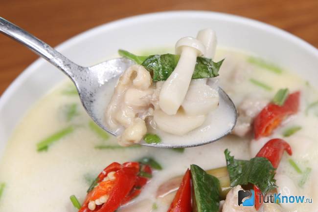 Том Кха с курицей, кокосовым молоком и грибами