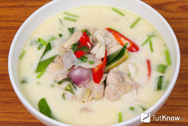 Тайский суп Том Кха с курицей и кокосовым молоком