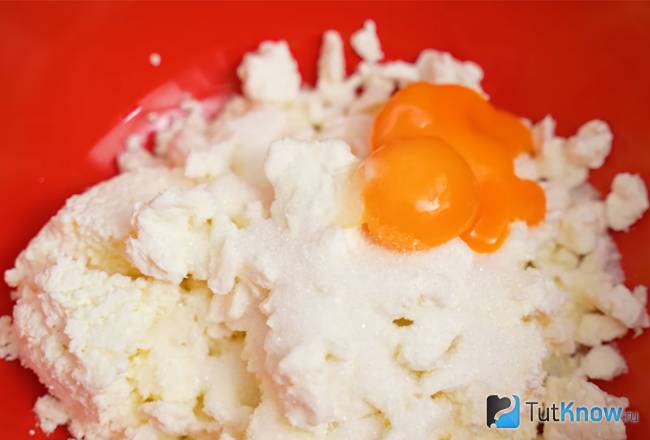 Творог с желтком и сахаром