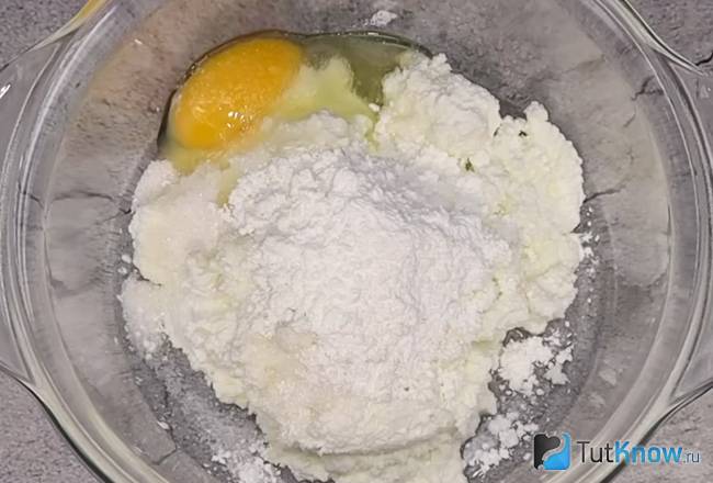 Творог с сахаром яйцом и крахмалом