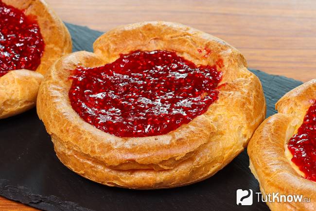 Заварные пирожные с крем-сыром и джемом