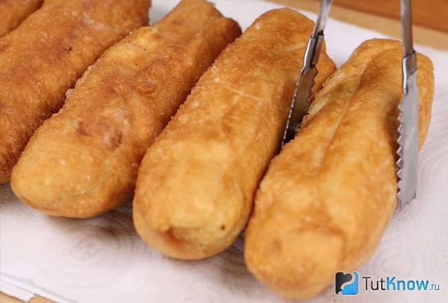 Пирожки с луком и зеленью на бумажном полотенце