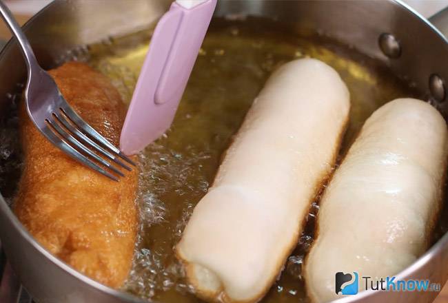 Жарка пирожком с луком и яйцом в масле на сковороде