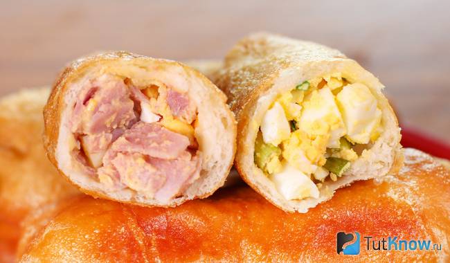 Пирожки с луком и яйцом с ветчиной и сыром