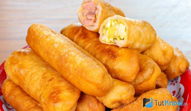 Готовые пирожки с луком и яйцом на сковороде