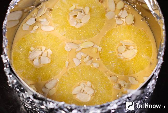 Яблочный пирог украсить ананасами и миндальными лепестками