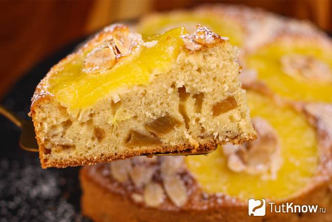 Ананасовый пирог с карамелизированными яблоками в разрезе