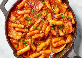 Токпокки (Tteokbokki or Dukbokki): острые рисовые палочки по-корейски