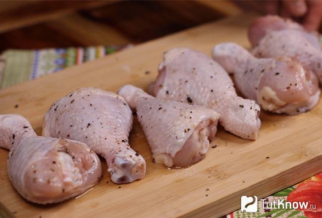 Куриные ножки посолены и поперчены