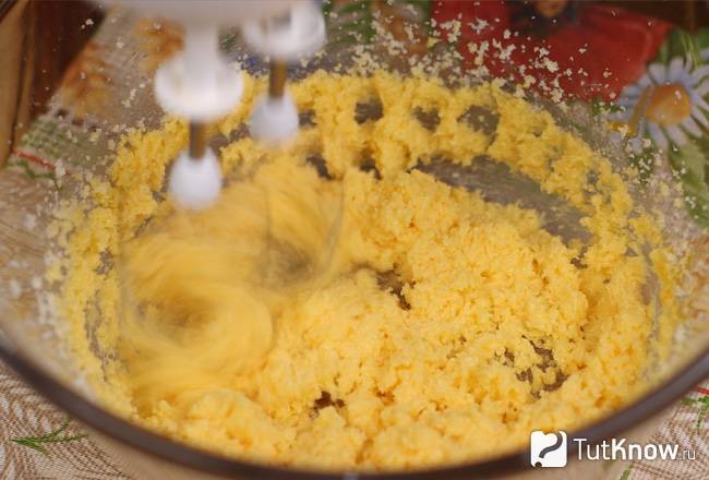 Масло взбитое с сахаром и желтками