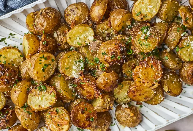 Молодой картофель дольками по-итальянски с пармезаном